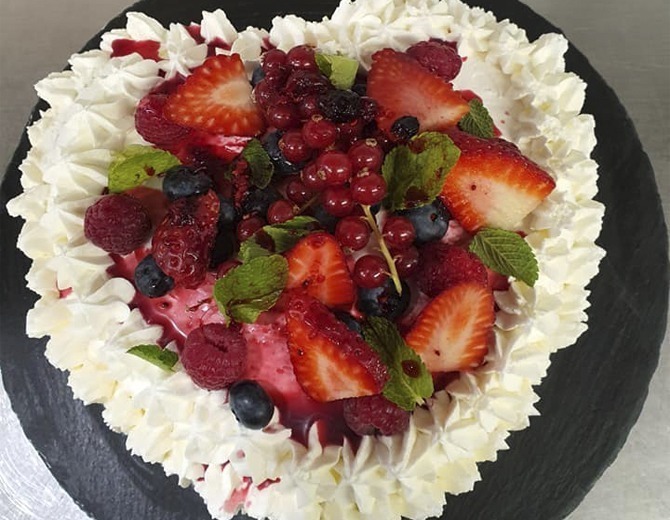 Tarta decorada con frutas