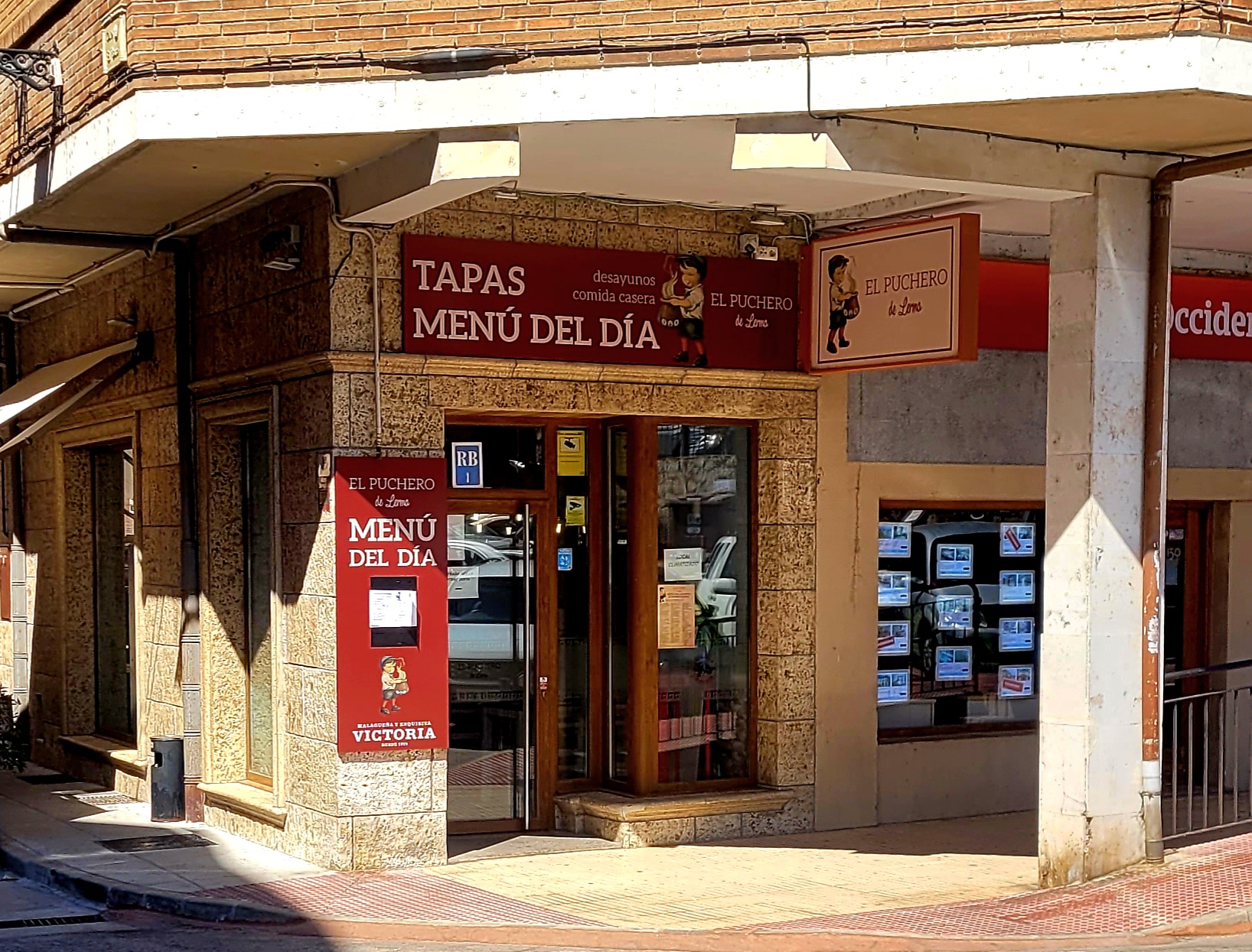 Fachada y entrada del restaurante El Puchero de Lerma